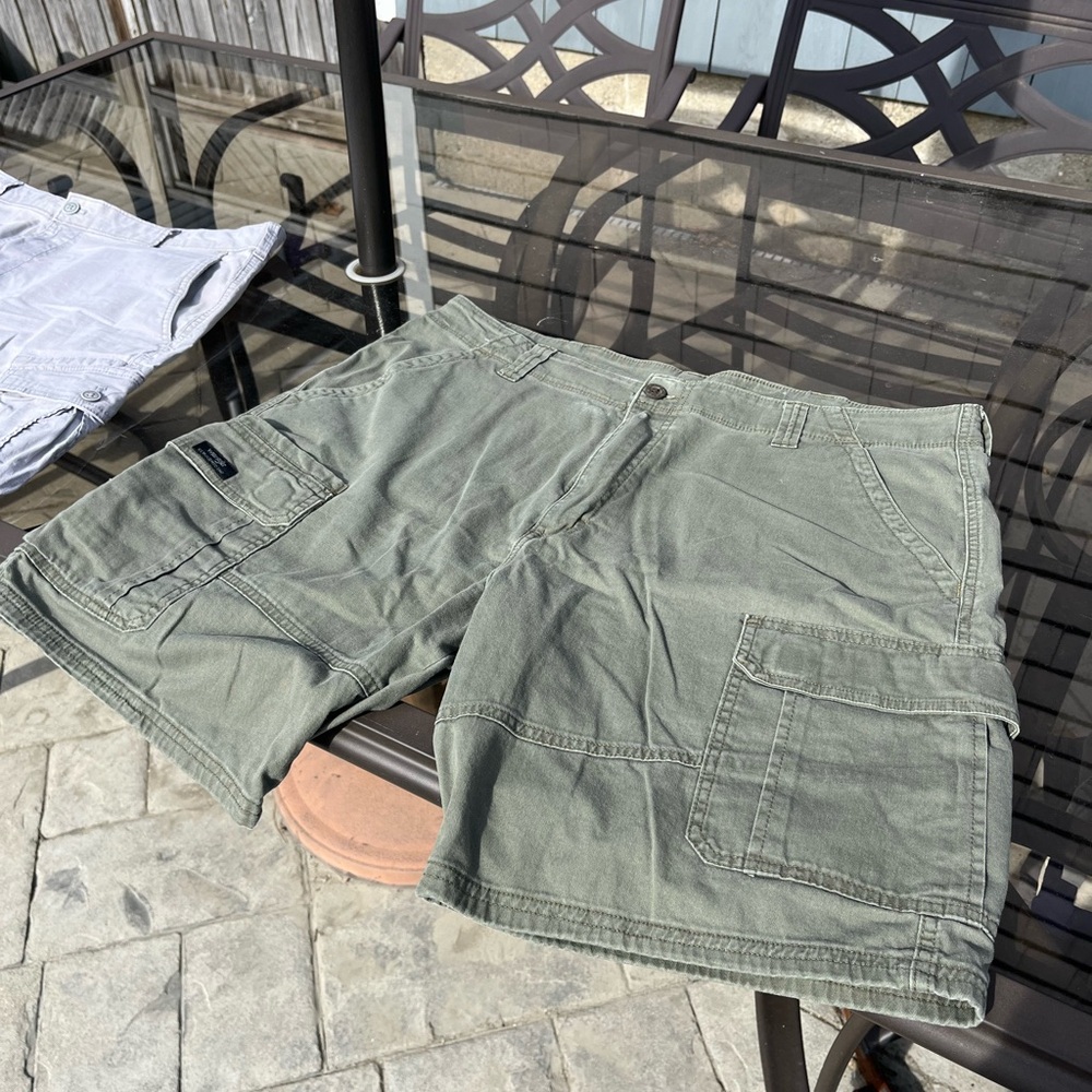 Lot of 2 Wrangler Men's Green and Light Grey Cargo Shorts